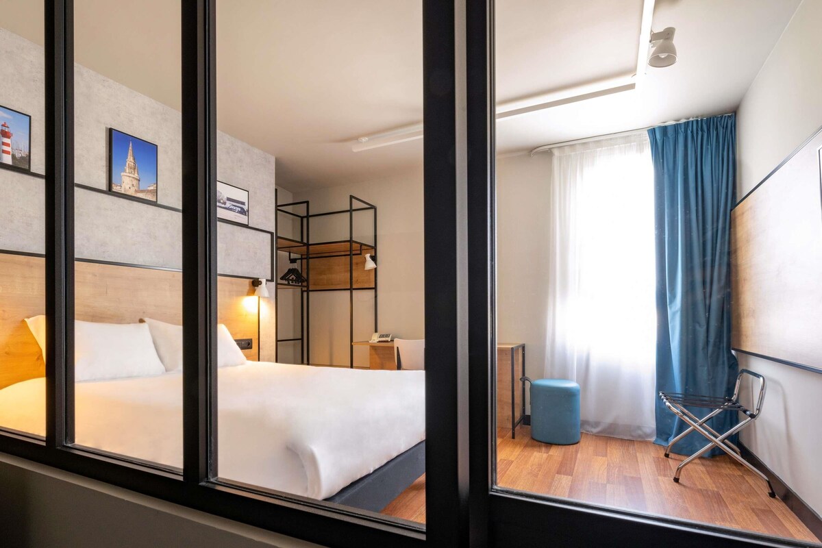Standard Room, 1 Double Bed, Accessible | Premium bedding, desk, laptop workspace, blackout drapes