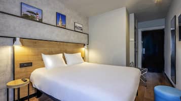 Skrivbord, arbetsyta för laptop, mörkläggningsgardiner och ljudisolering