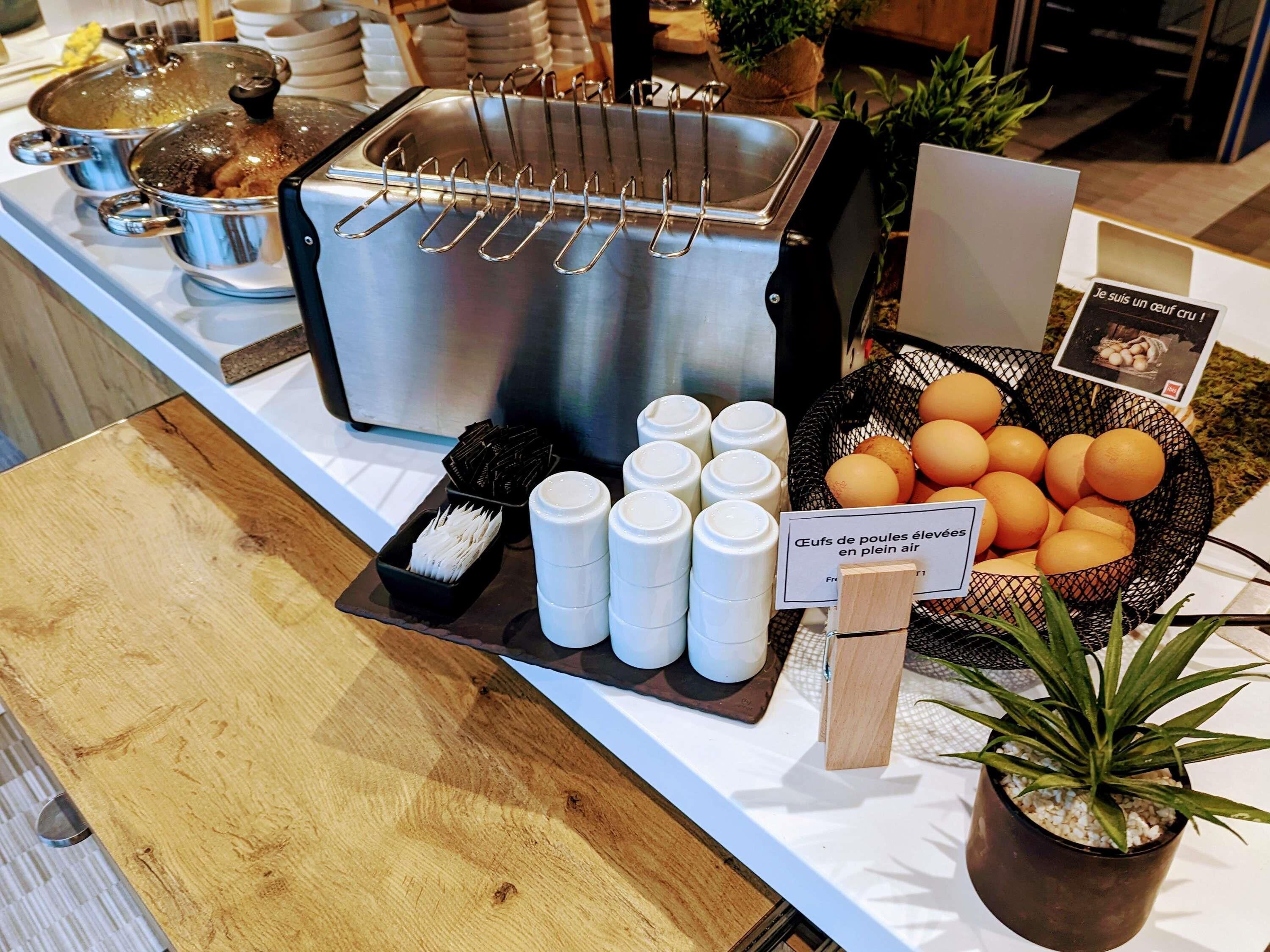 อาหารเช้าแบบบุฟเฟ่ต์ทุกวัน (EUR 13.50 ต่อคน)