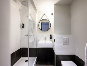 Suihku, ympäristöystävälliset hygieniatuotteet, hiustenkuivaaja