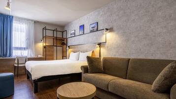 Premium tweepersoonskamer, 1 tweepersoonsbed met slaapbank | Luxe beddengoed, een bureau, een laptopwerkplek