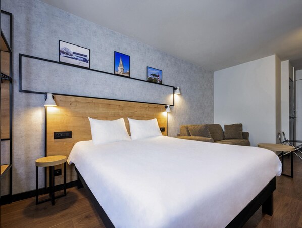 مكتب ومساحة عمل للكمبيوتر المحمول وستائر تعتيم وتجهيزات عازلة للصوت