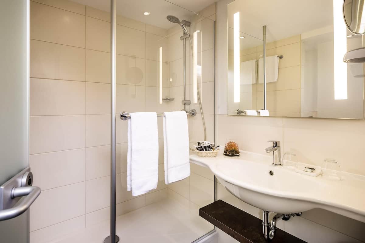 Luxe beddengoed, pillowtop-bedden, een kluis op de kamer, een bureau
