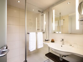 Bañera con ducha, artículos de tocador ecológicos, secador de pelo