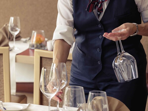 Breakfast, lunch, dinner served; international cuisine  - Mercure Hotel Frankfurt Eschborn Ost (Eschborn)