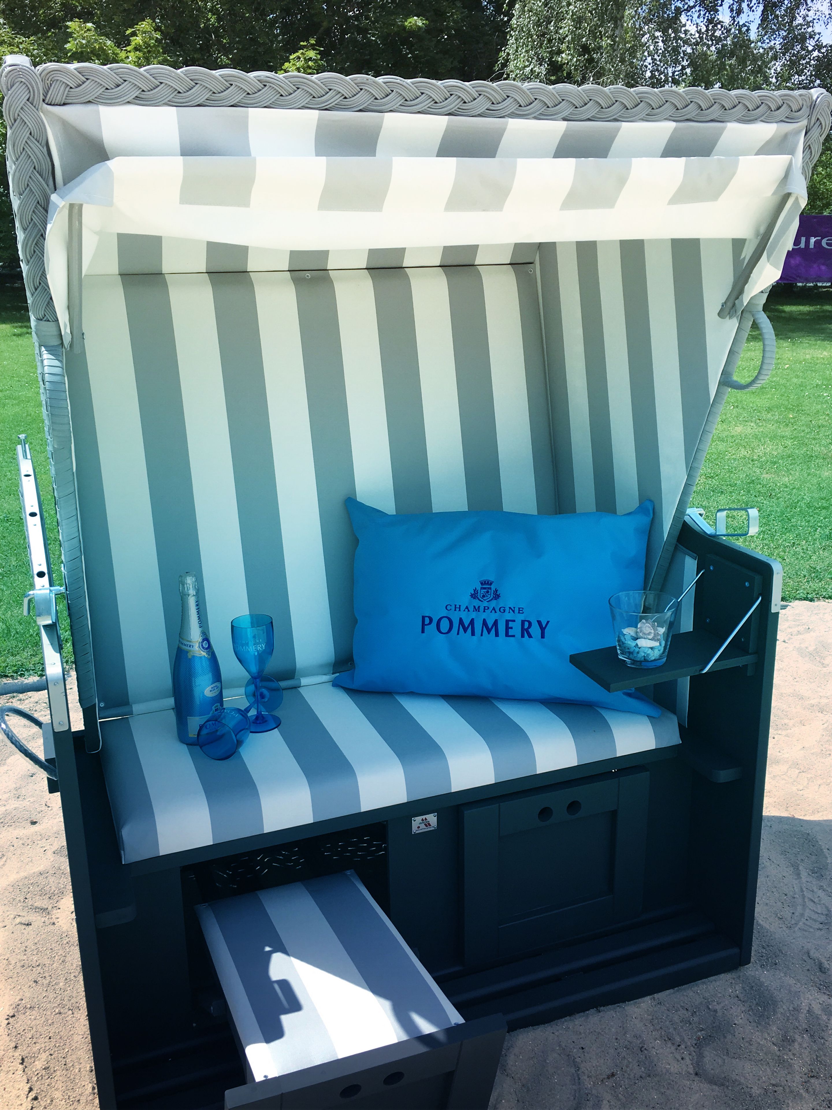 시즌별로 운영되는 야외 수영장, 일광욕 의자