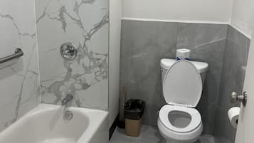Kamer, 1 kingsize bed, niet-roken | Badkamer | Gratis toiletartikelen, een haardroger, handdoeken