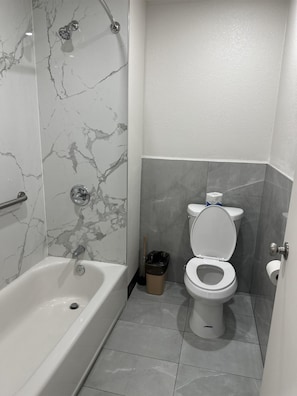 Ilmaiset hygieniatuotteet, hiustenkuivaaja, pyyhkeet