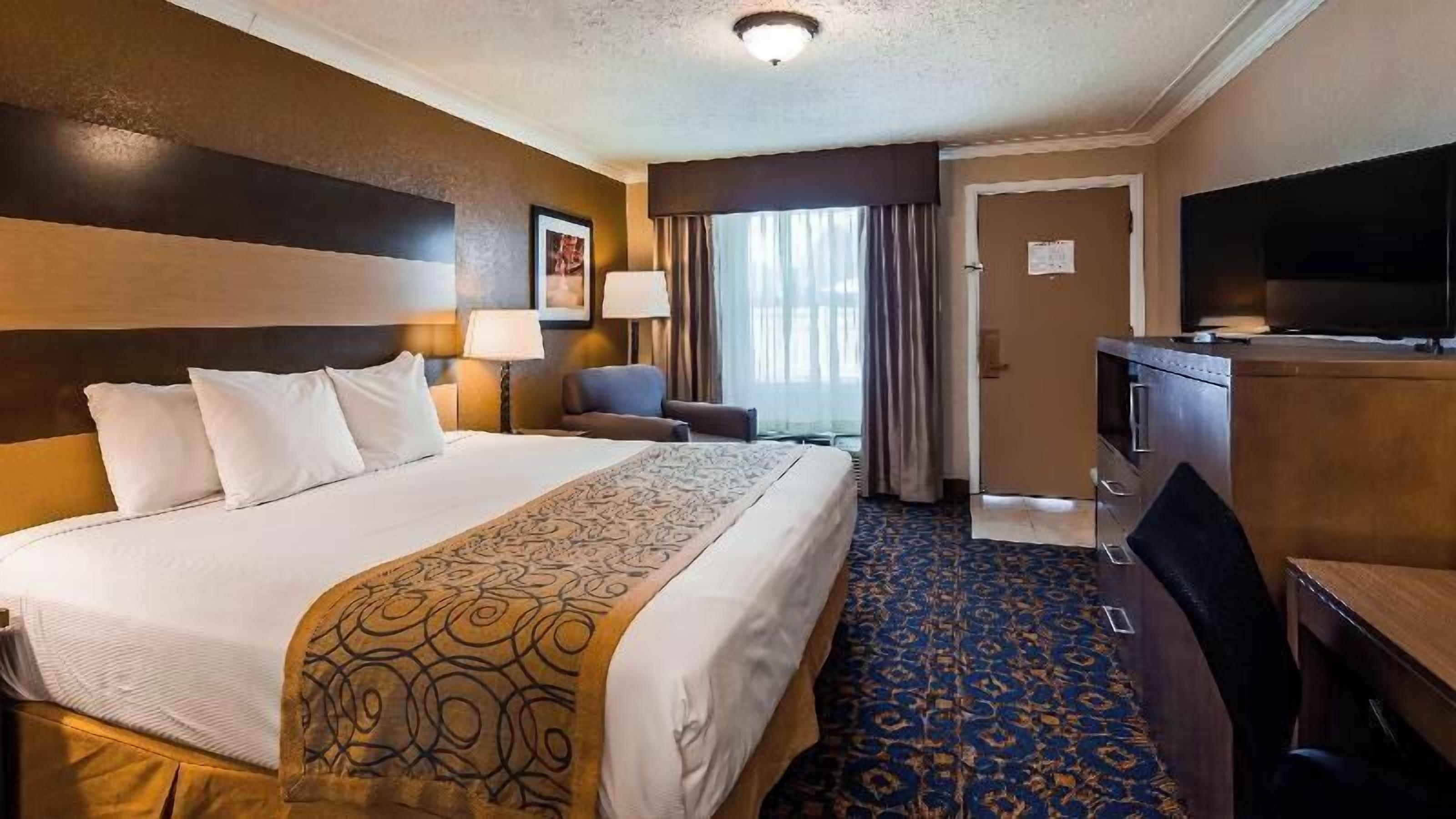 Escritorio, espacio para trabajar con un portátil, cortinas opacas