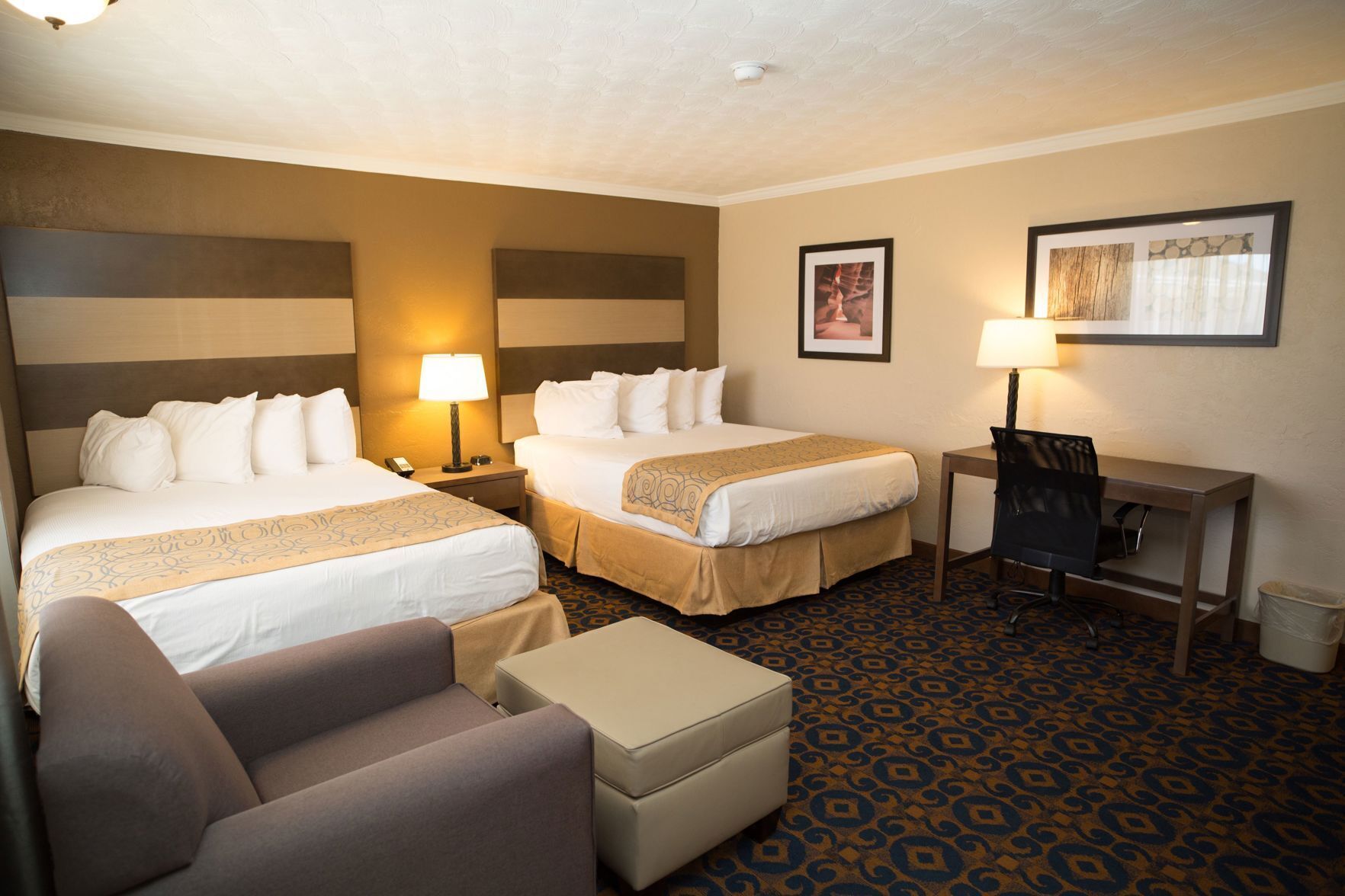 Escritorio, espacio para trabajar con un portátil, cortinas opacas