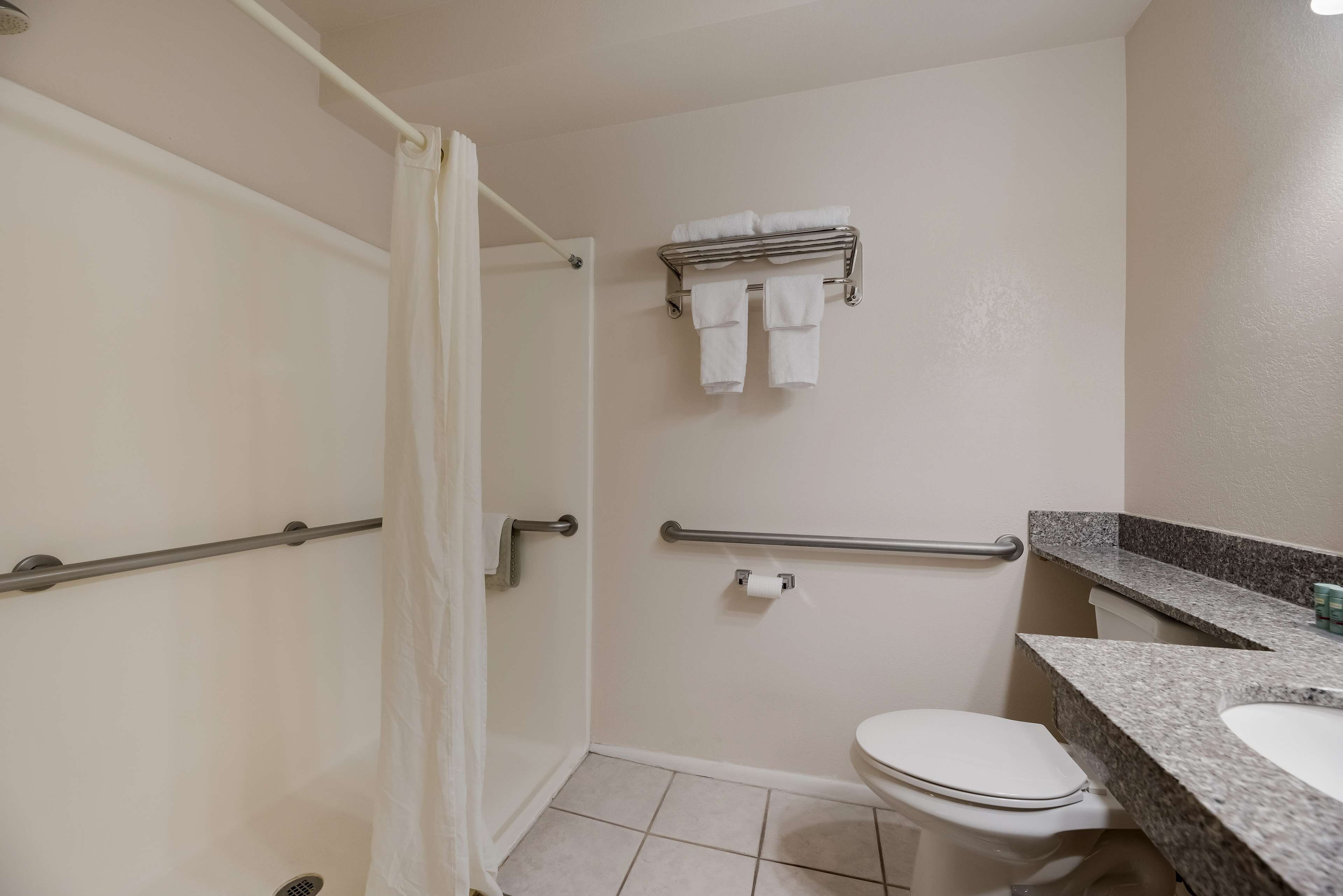 combined shower/bathtub, hair dryer, towels