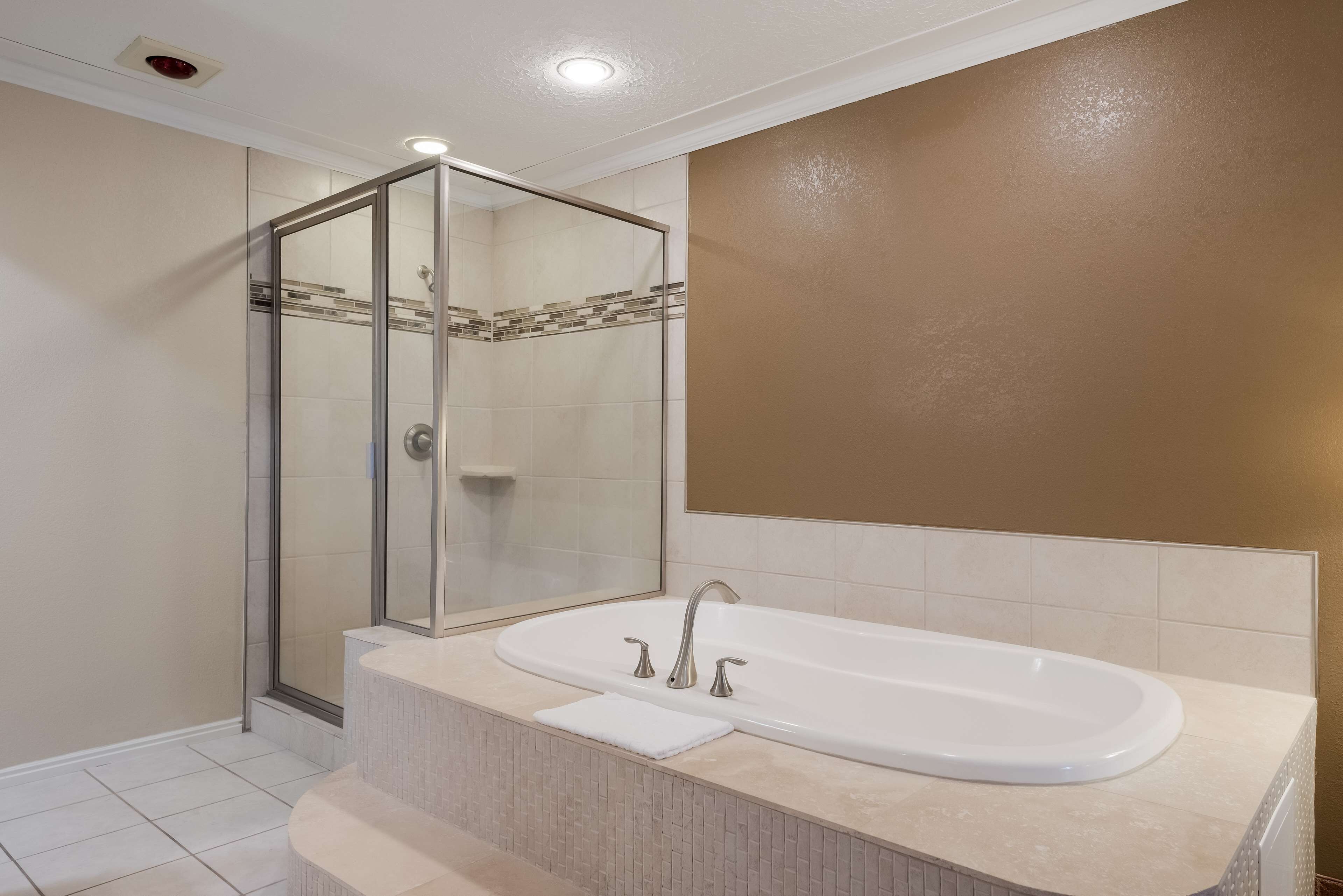 standard room, 1 king bed, non smoking, jetted tub | bathroom | combined shower/bathtub, hair dryer, towels