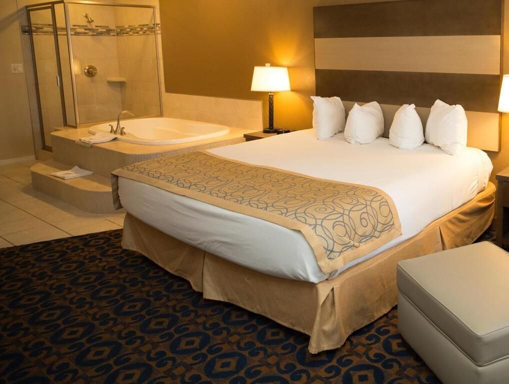 Escritorio, espacio para trabajar con un portátil, cortinas opacas