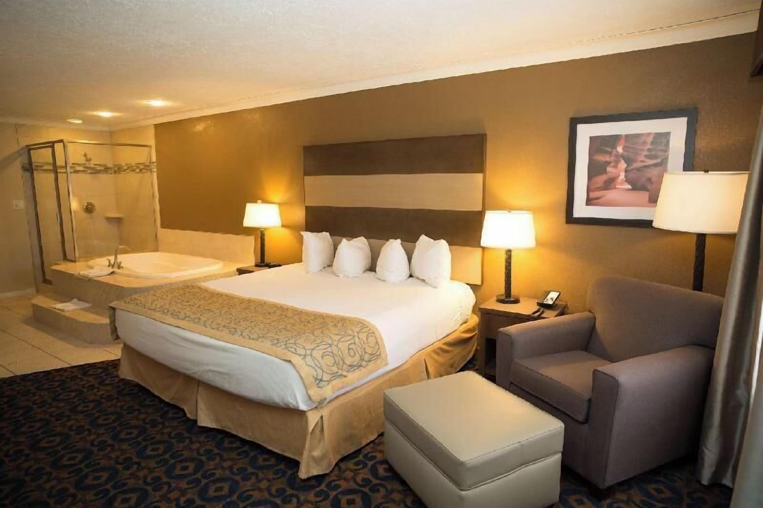 Escritorio, espacio para trabajar con un portátil, cortinas opacas