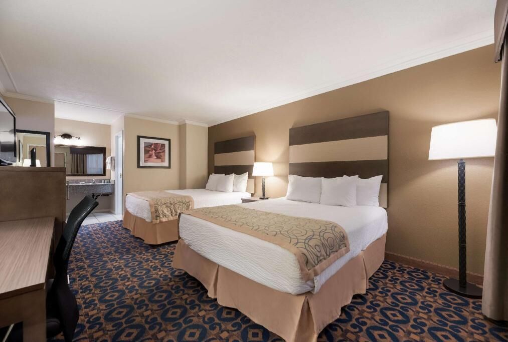 Escritorio, espacio para trabajar con un portátil, cortinas opacas