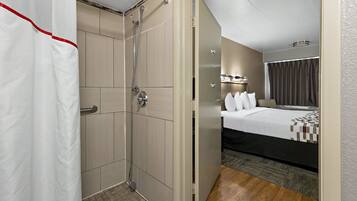Kamar Deluks, 1 Tempat Tidur King, akses difabel (Roll-In Shower, Smoke Free) | Kamar mandi | Kombinasi shower/bathtub dan perlengkapan mandi gratis