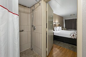 Deluxe Room, 1 King Bed, Accessible (Roll-In Shower, Smoke Free) | Bathroom | Combined shower/tub, free toiletries, hair dryer, towels