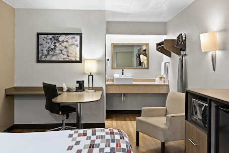 Superior Room, 1 King Bed (Smoke Free) | In-room safe, desk, laptop workspace, blackout drapes. Red Roof Inn Cleveland - Independence