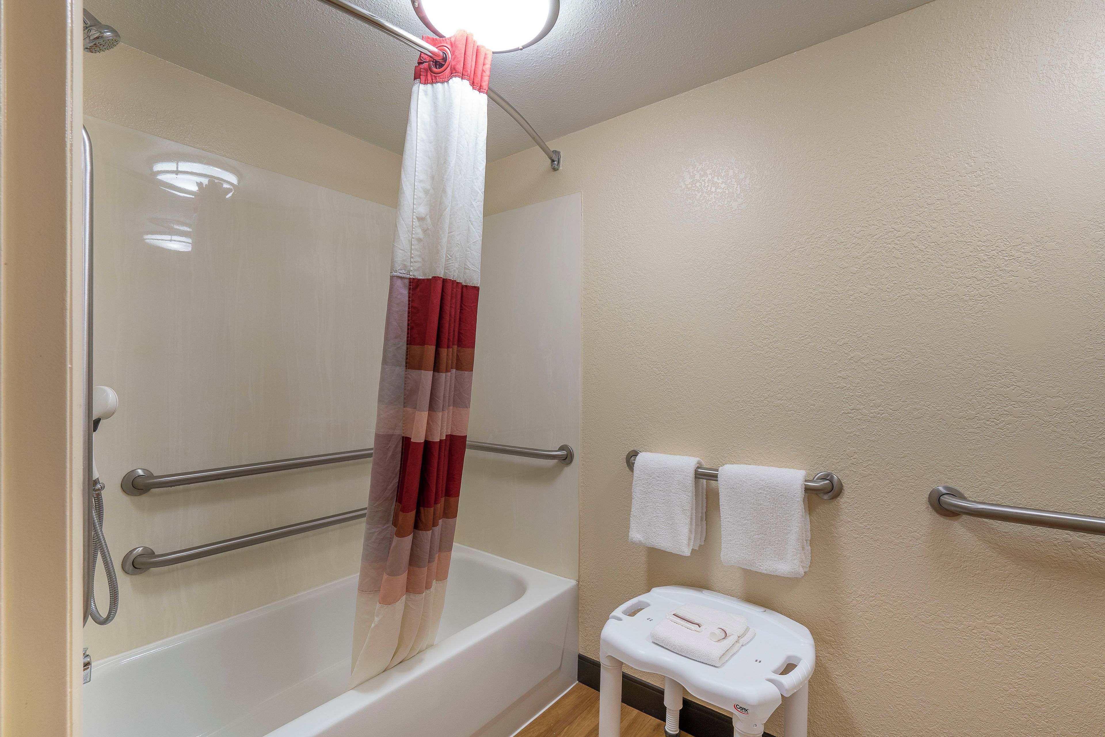 Deluxe Room, 1 King Bed, Accessible (Smoke Free) | Bathroom