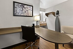 Habitación superior, 1 cama de matrimonio grande (Smoke Free) | Caja fuerte, escritorio, espacio para trabajar con un portátil