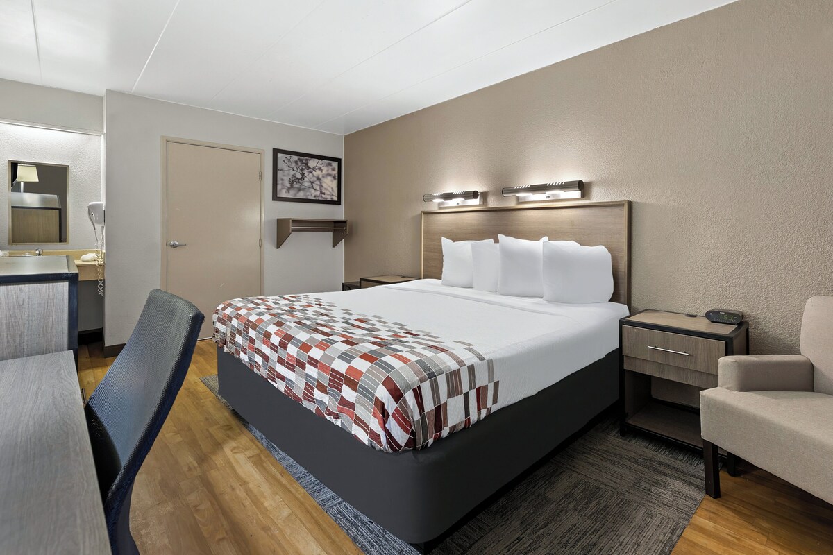 In-room safe, desk, laptop workspace, blackout drapes