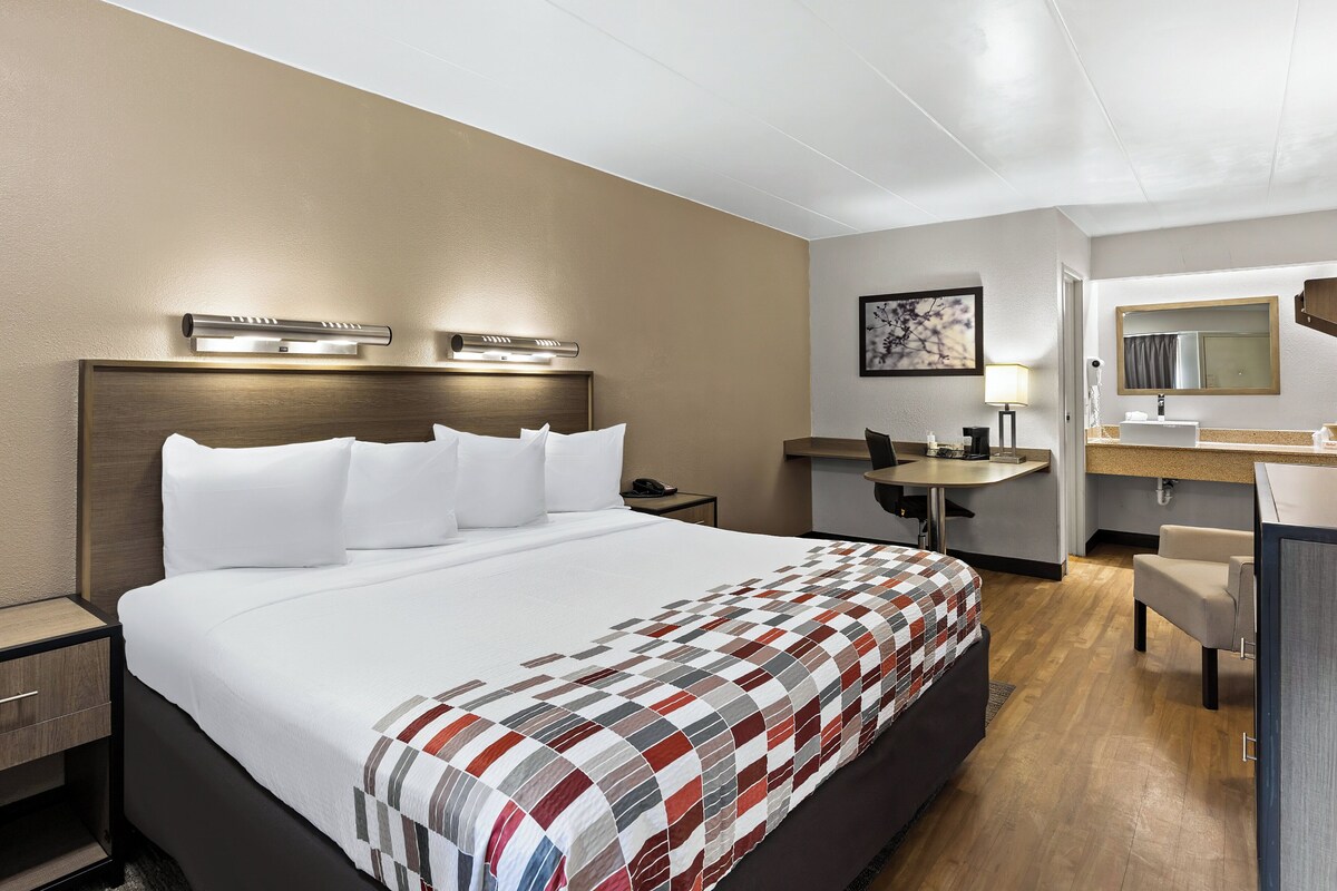 Superior Room, 1 King Bed (Smoke Free) | In-room safe, desk, laptop workspace, blackout drapes