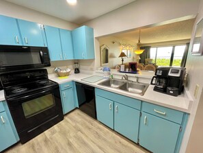 Condo, 2 Bedrooms, Kitchen | Private kitchen | Fridge, microwave, oven, stovetop