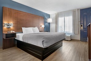 Een bureau, een strijkplank/strijkijzer, gratis babybedden, extra bedden