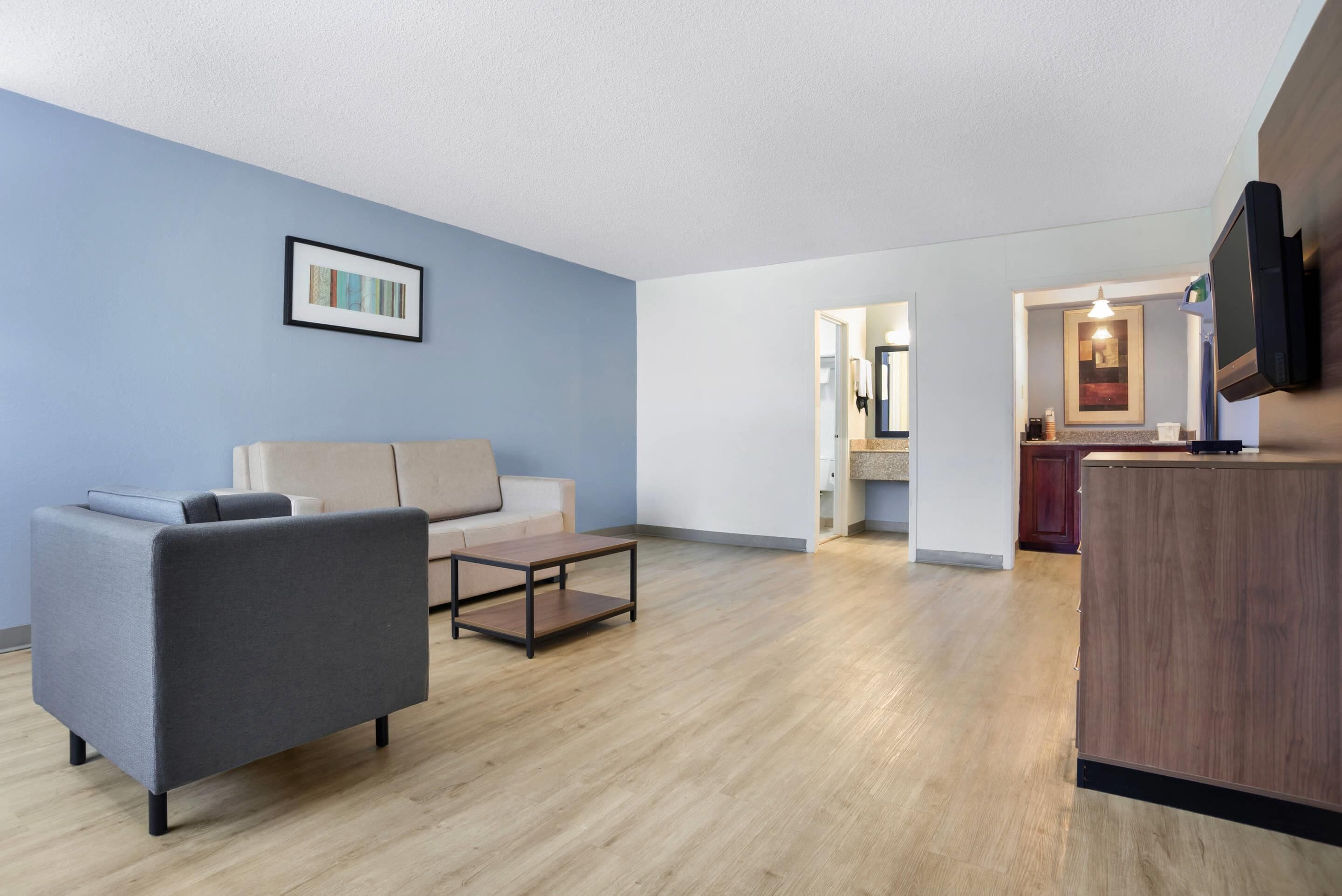 โต๊ะทำงาน, เตารีด/โต๊ะรีดผ้า, เปล/เตียงเด็กอ่อน (ฟรี), เตียงเสริม/เปล