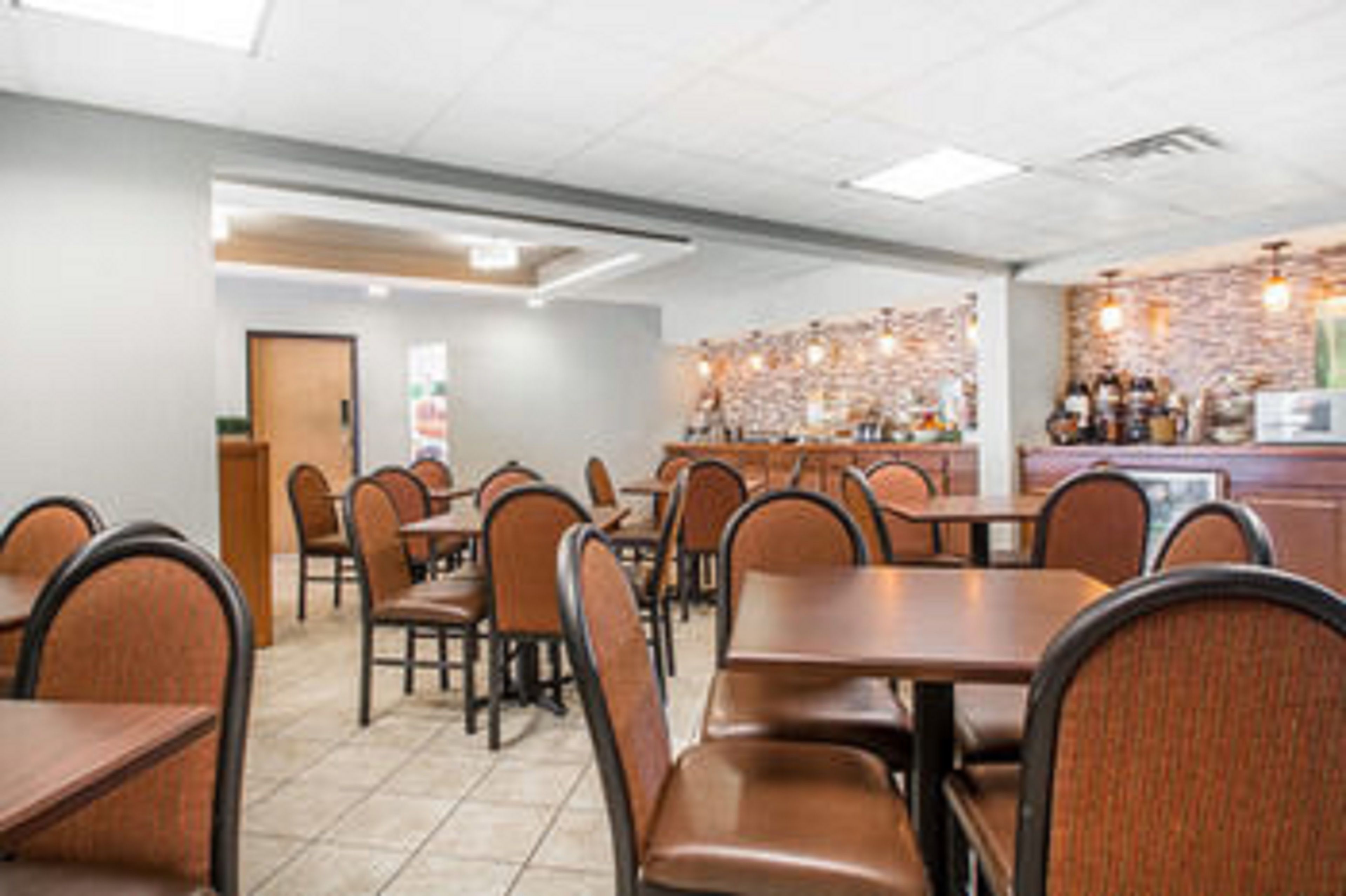 Ein Restaurant mit Sitzgelegenheiten in Form von Boxen und Tischen, einer Bar und einer Theke mit verschiedenen Artikeln.
