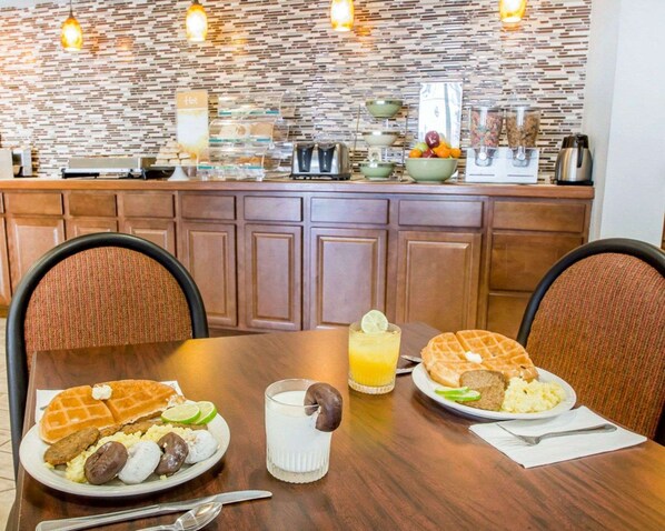 Café da manhã completo grátis todos os dias