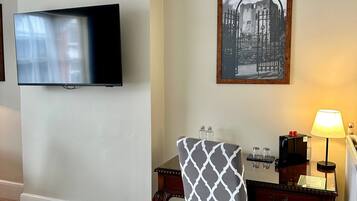 Luxury Suite | In-room safe, iron/ironing board, cribs/infant beds, rollaway beds