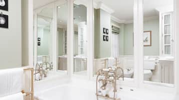 Suíte superluxo | Banheiro | Produtos de toalete grátis, secador de cabelo, toalhas de banho