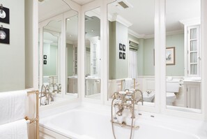 Luxe suite | Badkamer | Gratis toiletartikelen, een haardroger, handdoeken