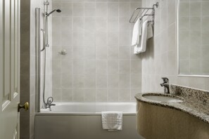 Tremannsrom | Safe på rommet, skrivebord, blendingsgardiner og strykejern/-brett