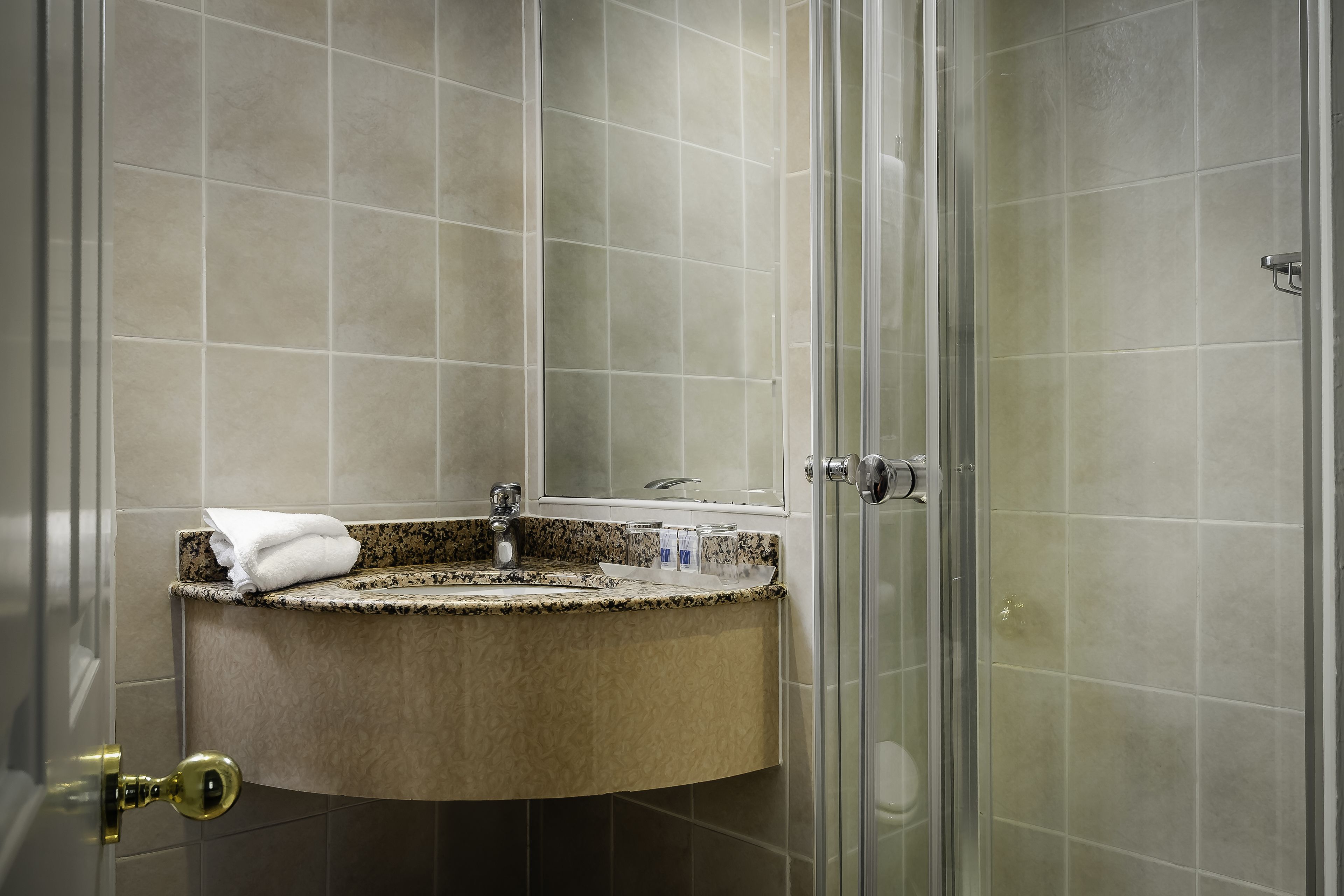 Combined shower/tub, hair dryer, towels