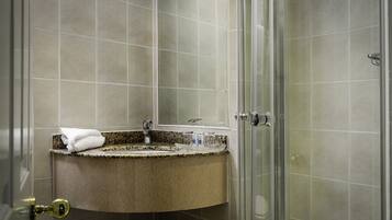 Combined shower/tub, hair dryer, towels