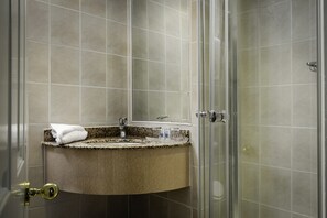 Kombinert dusj/badekar, hårføner og håndklær