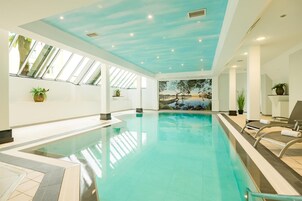 Piscina interna, espreguiçadeiras