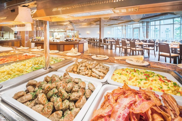 Buffet breakfast on weekdays (EUR 21 per person)