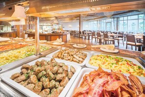 Buffet breakfast on weekdays (EUR 21 per person)