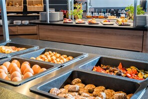 A buffet with various food options including eggs, vegetables, and meat. - Best Western Plus Hotel Am Schlossberg (Nuertingen)