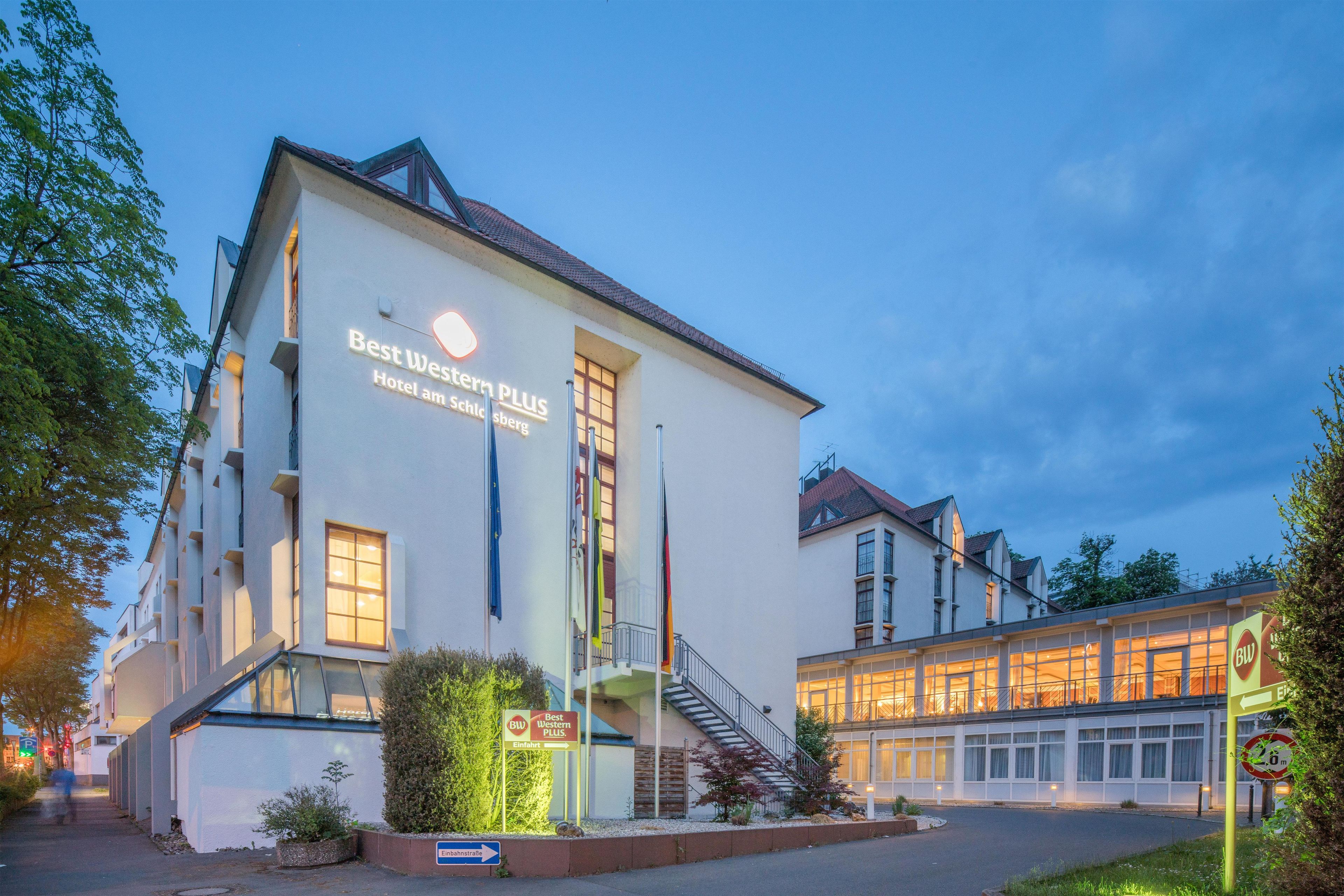 Un edificio de hotel con un cartel que dice 'Best Western PLUS Hotel am Schlosserberg'.