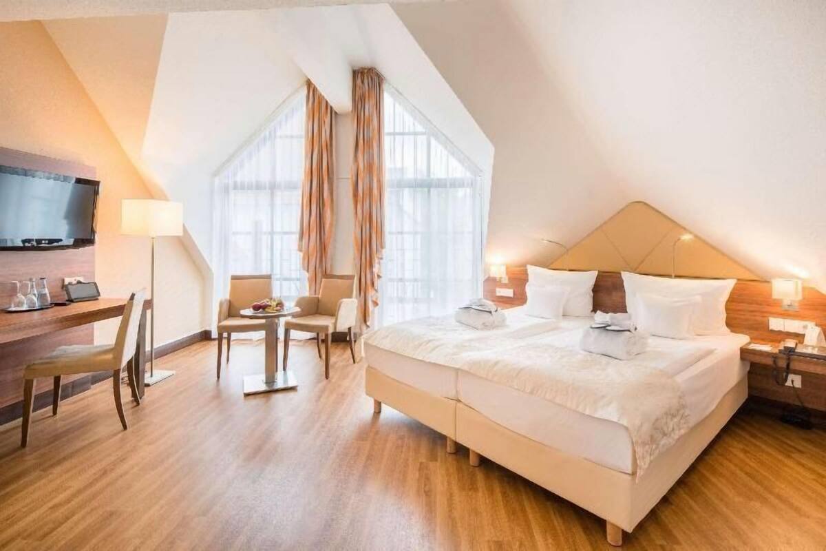 Ropa de cama hipoalergénica y caja de seguridad en la habitación 
