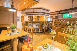 3 restaurants, spécialités Cuisine internationale