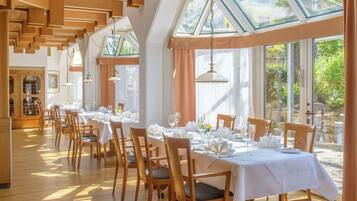 3 restaurantes; se sirven desayunos, almuerzos y cocina internacional