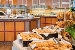 Desayuno buffet todos los días (EUR 21 por persona) 