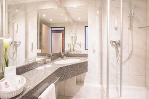 Free toiletries, hair dryer, towels - Best Western Plus Hotel Am Schlossberg (Nuertingen)