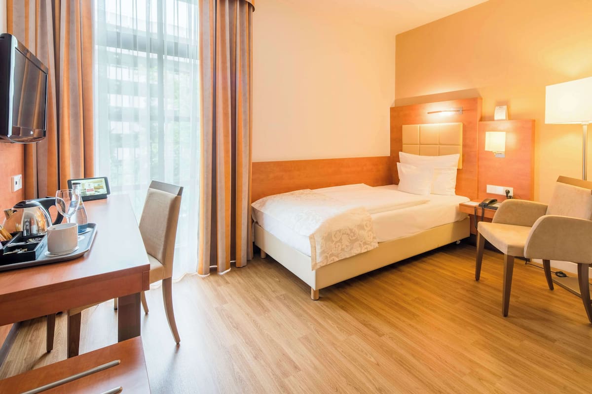 Peralatan tempat tidur hipoalergenik, peti besi dalam bilik 