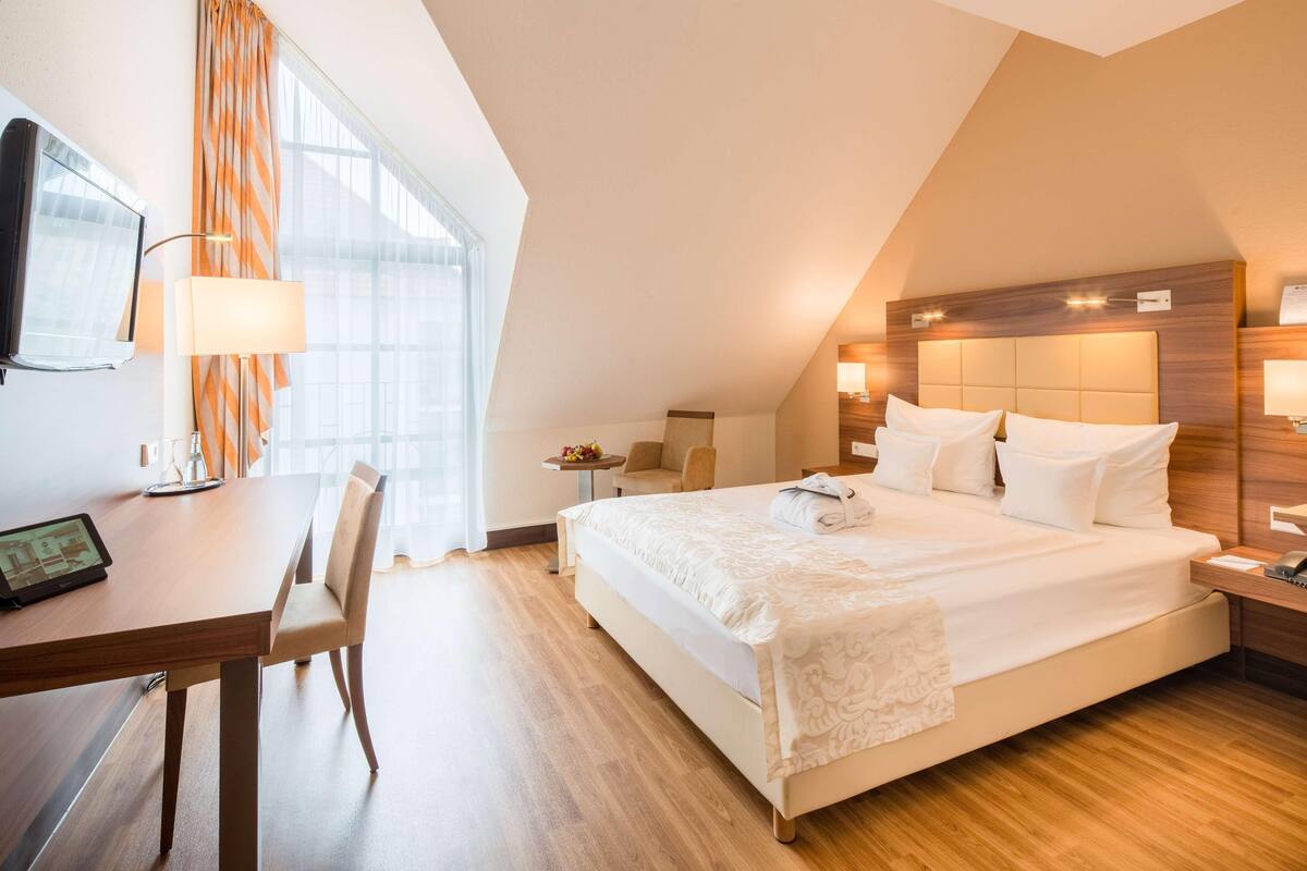 Peralatan tempat tidur hipoalergenik, peti besi dalam bilik 